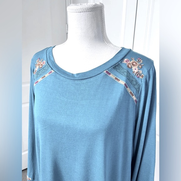 Savannah Jane teal embroidered top - Picture 5 of 9
